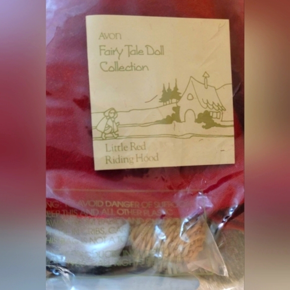 NIB VINTAGE 1985 AVON FAIRYTAIL COLLECTION LITTLE RED RIDING HOOD PORCELAIN DOLL - Picture 8 of 12